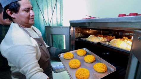 Jonathan Barrera creó la conchasúchil, una versión de la concha tradicional mexicana decorada para evocar la flor emblemática del Día de Muertos. (Foto: EFE/Mario Guzmán)