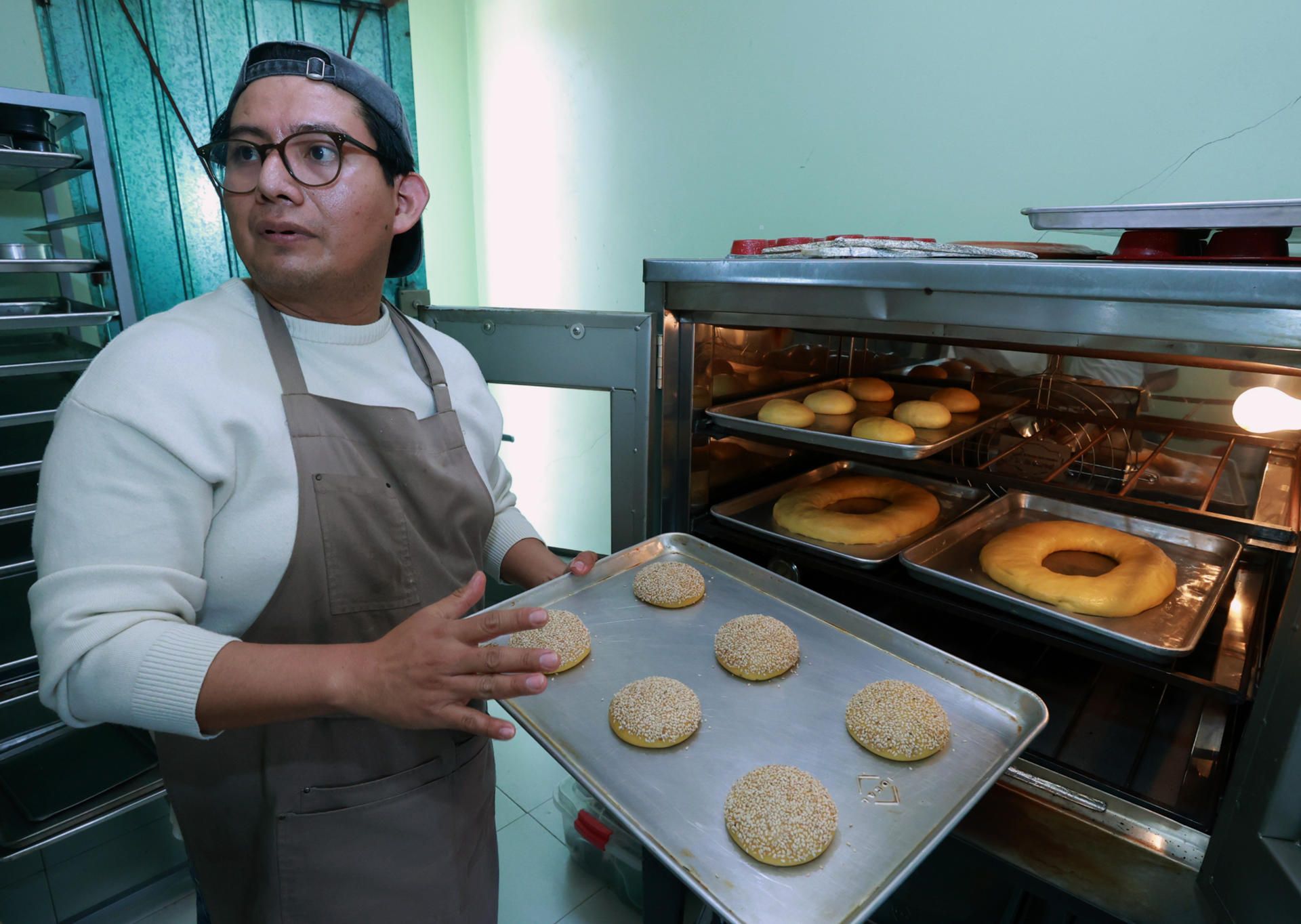 La conchasúchil combina la cubierta crujiente de la concha con decoraciones elaboradas mediante manga pastelera y técnicas de química de alimentos. (Foto: EFE/Mario Guzmán)
