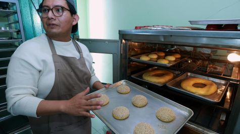 La conchasúchil combina la cubierta crujiente de la concha con decoraciones elaboradas mediante manga pastelera y técnicas de química de alimentos. (Foto: EFE/Mario Guzmán)