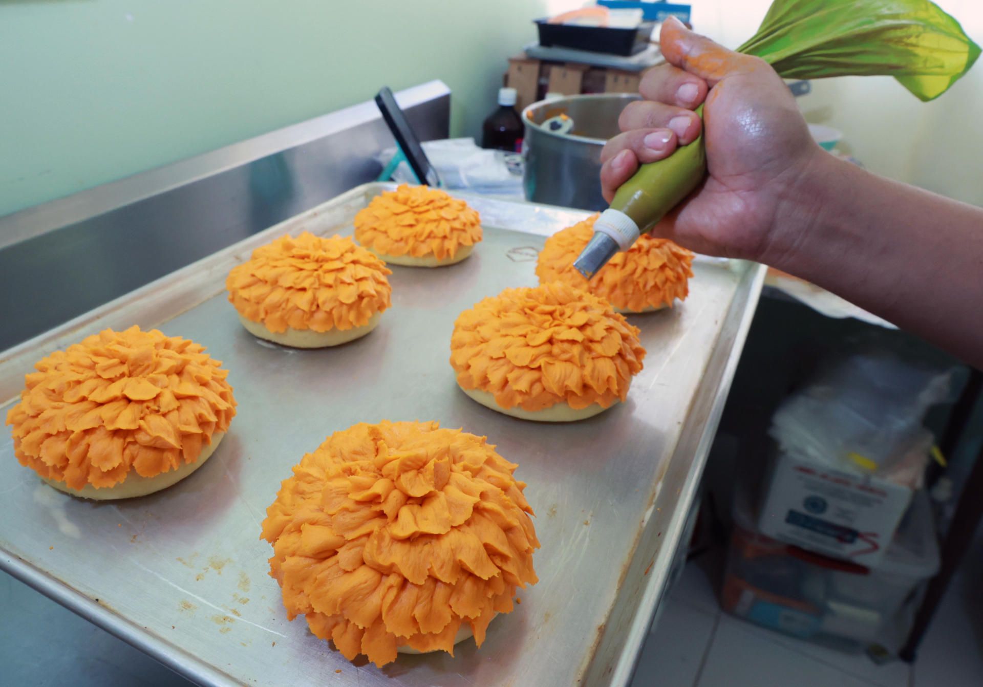 La popularidad de este pan en redes sociales también impulsó el negocio de Barrera. Según el repostero, sus ingresos se quintuplicaron desde que su creación se hizo viral. (Foto: EFE/Mario Guzmán)