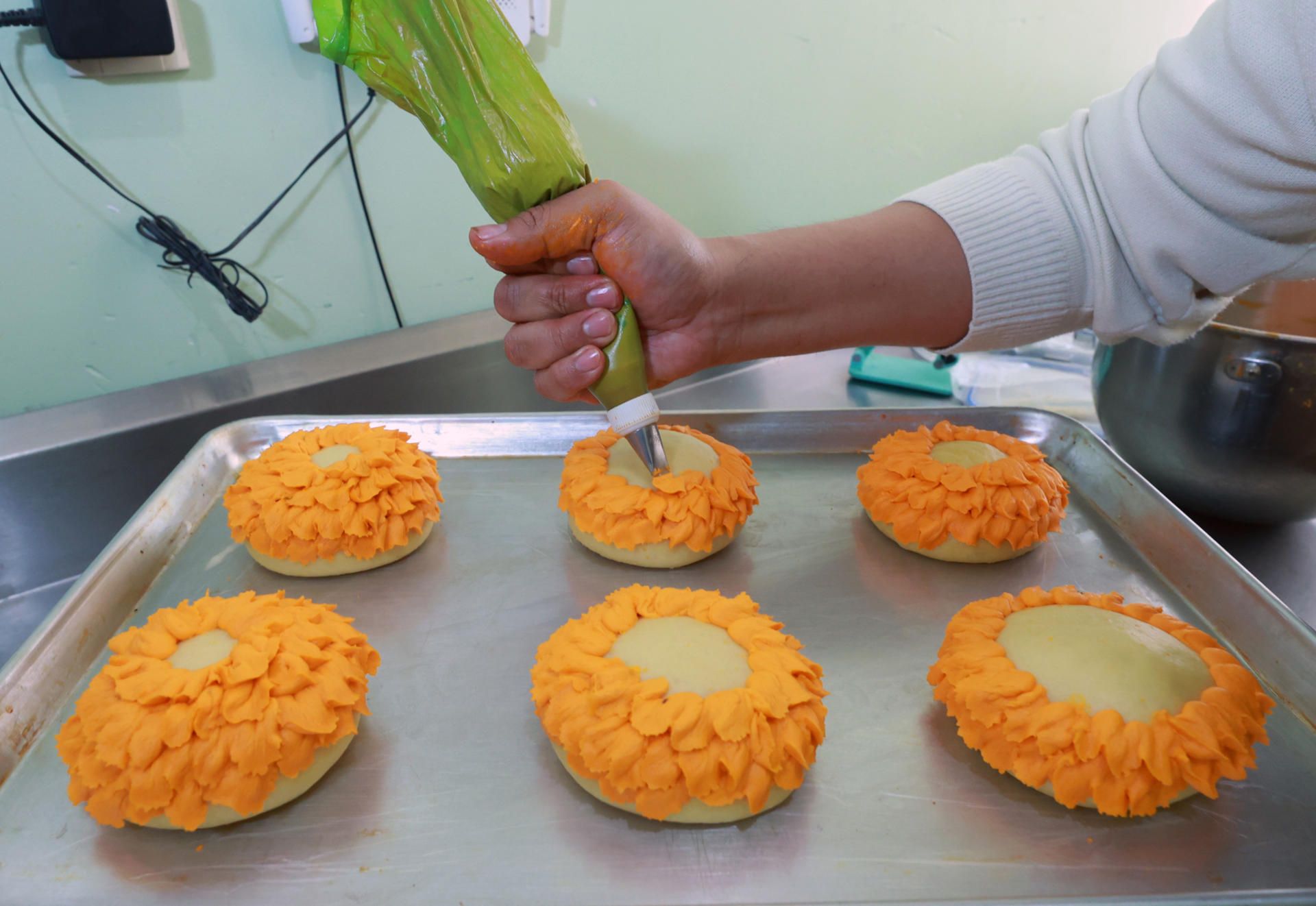 Además de la conchasúchil, el repostero elabora una rosca de pan de muerto con masas aromatizadas con azahar y mantequilla, en cuyo interior coloca pequeñas calaveras. (Foto: EFE/Mario Guzmán)