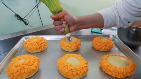 Además de la conchasúchil, el repostero elabora una rosca de pan de muerto con masas aromatizadas con azahar y mantequilla, en cuyo interior coloca pequeñas calaveras. (Foto: EFE/Mario Guzmán)