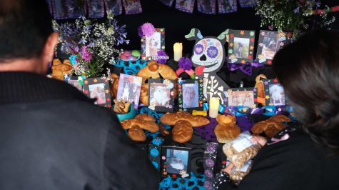 Personas rezan en un altar durante el 'Día de los Muertos de las Mascotas', una costumbre de México que honra la memoria de estos animales domésticos y que fue adoptada en La Paz al estilo andino, este martes en La Paz (Bolivia). EFE/Luis Gandarillas