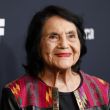 La activista por los derechos civiles Dolores Huerta, cofundadora del primer sindicato de trabajadores agrícolas de EE.UU. e impulsora del popular lema 'Sí se puede', falleció este miércoles a los 96 años de edad, informó su familia.EFE/Caroline Brehman