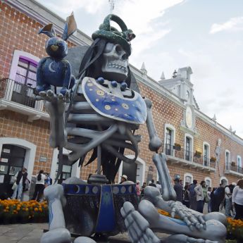 Una catrina monumental forma parte de los adornos del Día de Muertos en Atlixco, Puebla (México), donde las figuras se mezclan con los campos de cempasúchil y los espacios públicos del municipio. EFE/ Hilda Ríos