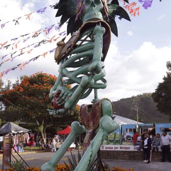 Una catrina monumental destaca entre los atractivos de la temporada de Día de Muertos en Atlixco, Puebla (México), una celebración que reúne elementos de las tradiciones prehispánicas y la cultura popular mexicana. EFE/ Hilda Ríos