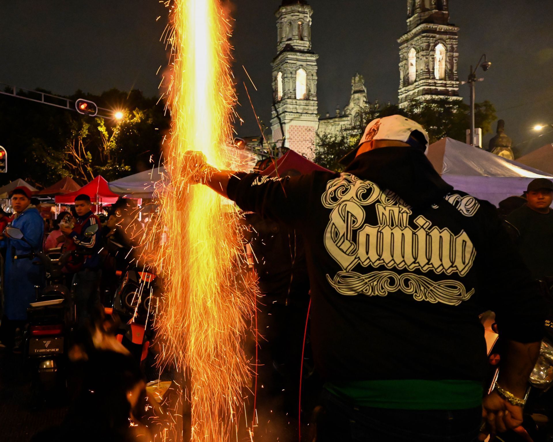 Entre los motivos de la visita están las oraciones, las peticiones personales y el agradecimiento por los favores que los creyentes atribuyen al santo. (Foto: Estrella Josento / Cuartoscuro)
