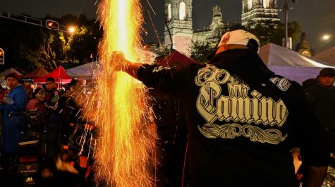 Entre los motivos de la visita están las oraciones, las peticiones personales y el agradecimiento por los favores que los creyentes atribuyen al santo. (Foto: Estrella Josento / Cuartoscuro)