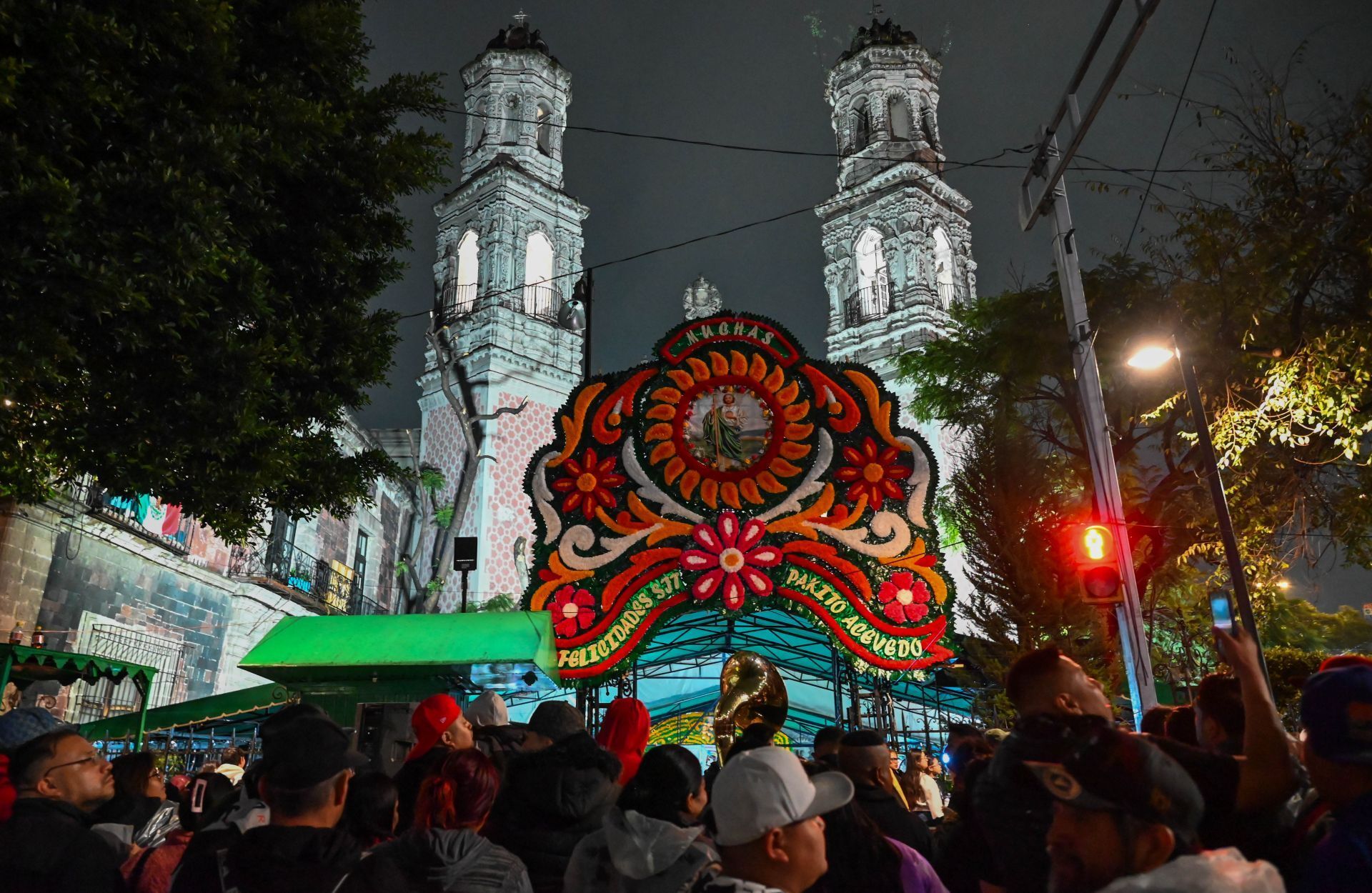 La iglesia de San Hipólito recibe a personas que buscan cumplir promesas y mantener una tradición religiosa que convoca a fieles de distintos puntos de la capital y otras zonas del país. (Foto: Estrella Josento / Cuartoscuro )