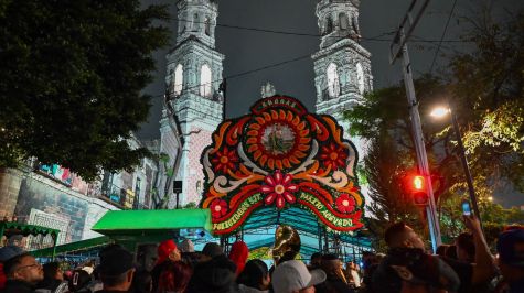 La iglesia de San Hipólito recibe a personas que buscan cumplir promesas y mantener una tradición religiosa que convoca a fieles de distintos puntos de la capital y otras zonas del país. (Foto: Estrella Josento / Cuartoscuro )