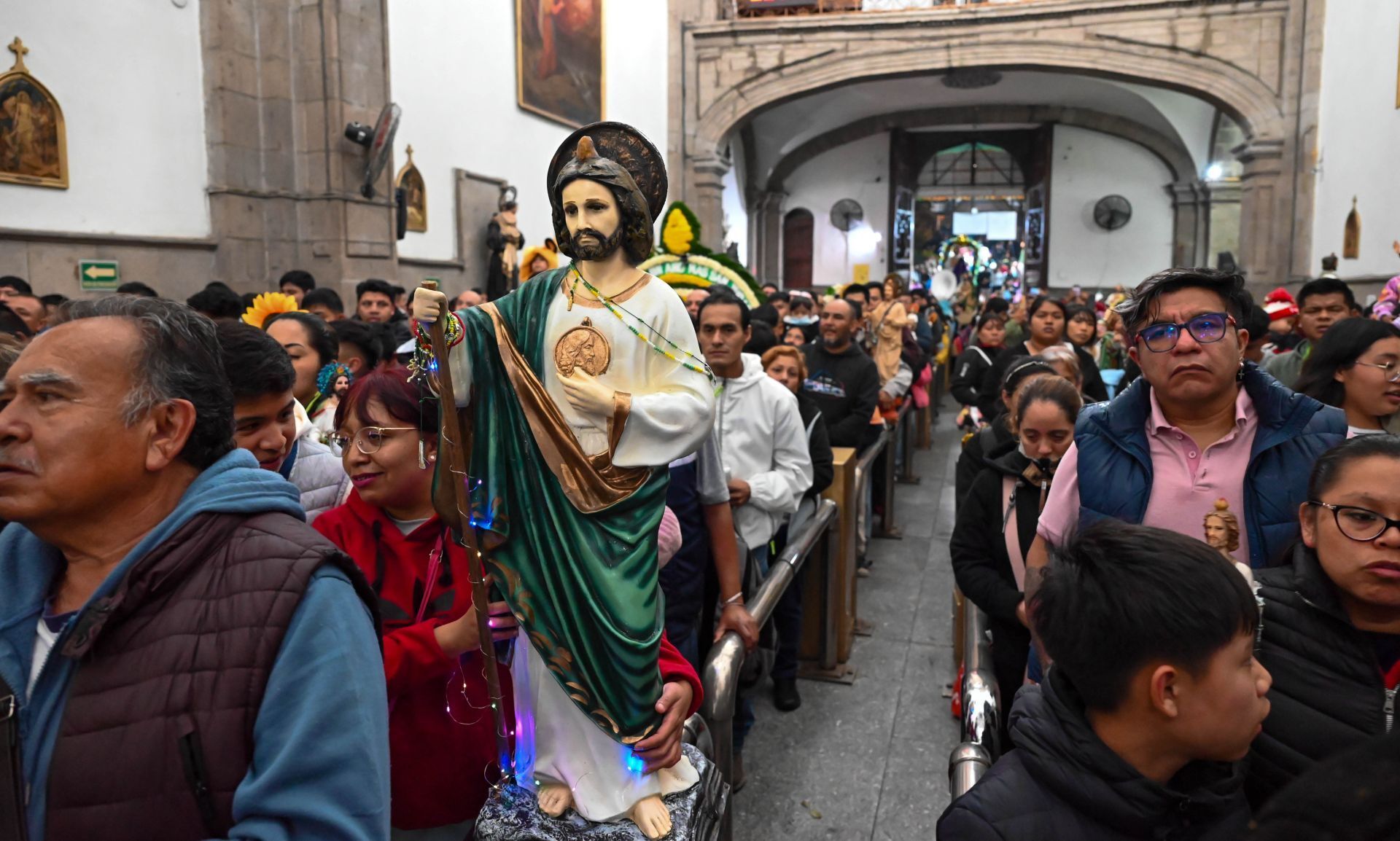 Fieles católicos acuden a la iglesia de San Hipólito, en el Centro Histórico de la Ciudad de México, para expresar su devoción a San Judas Tadeo, en vísperas de su celebración del 28 de octubre. (Foto: Estrella Josento / Cuartoscuro)