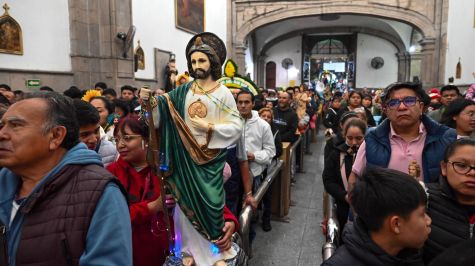 Fieles católicos acuden a la iglesia de San Hipólito, en el Centro Histórico de la Ciudad de México, para expresar su devoción a San Judas Tadeo, en vísperas de su celebración del 28 de octubre. (Foto: Estrella Josento / Cuartoscuro)