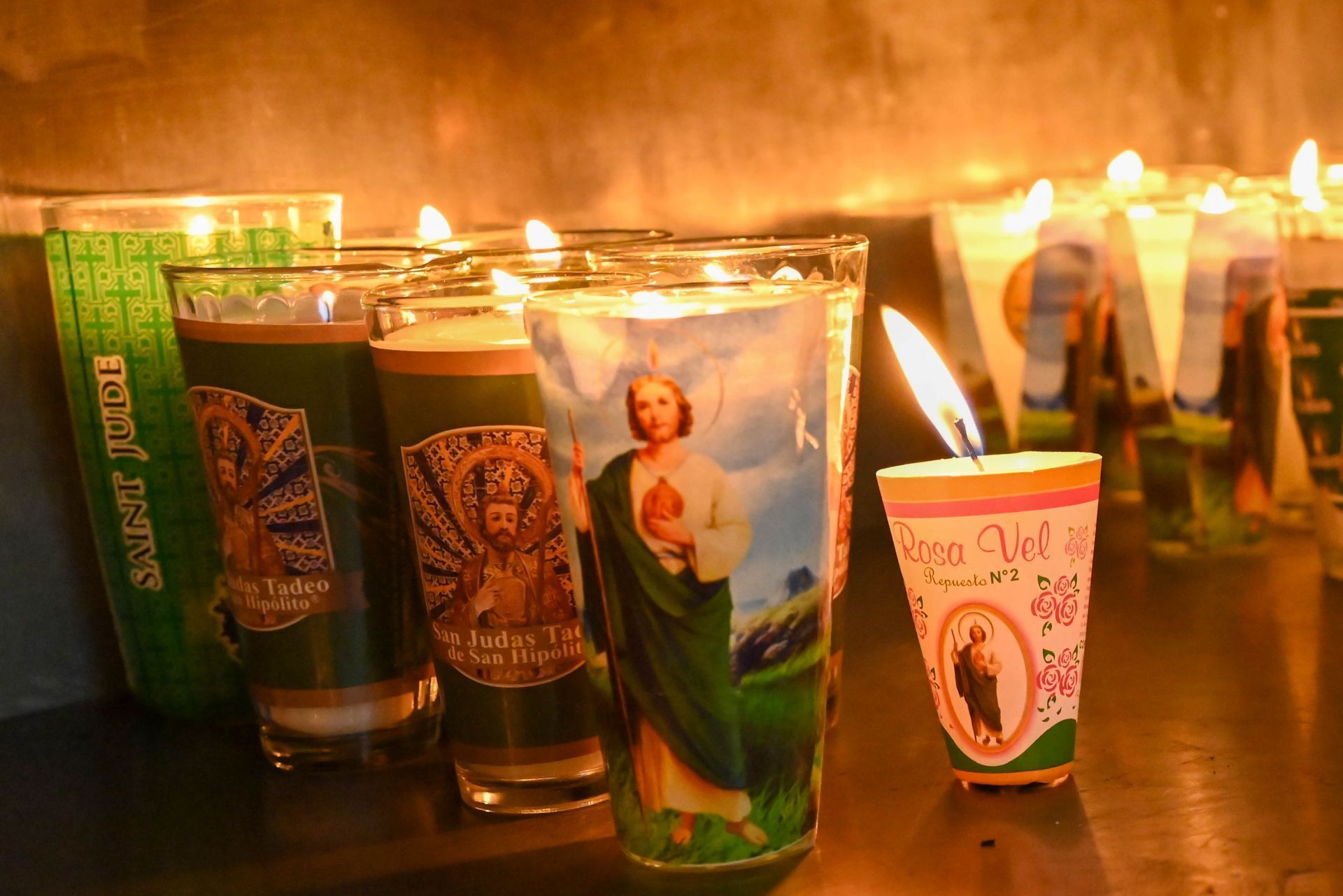 La imagen de San Judas Tadeo ocupa un lugar central en la devoción de quienes llegan al templo para participar en las actividades religiosas previas a su festividad. (Foto: Estrella Josento / Cuartoscuro )