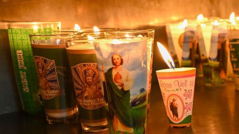 La imagen de San Judas Tadeo ocupa un lugar central en la devoción de quienes llegan al templo para participar en las actividades religiosas previas a su festividad. (Foto: Estrella Josento / Cuartoscuro )