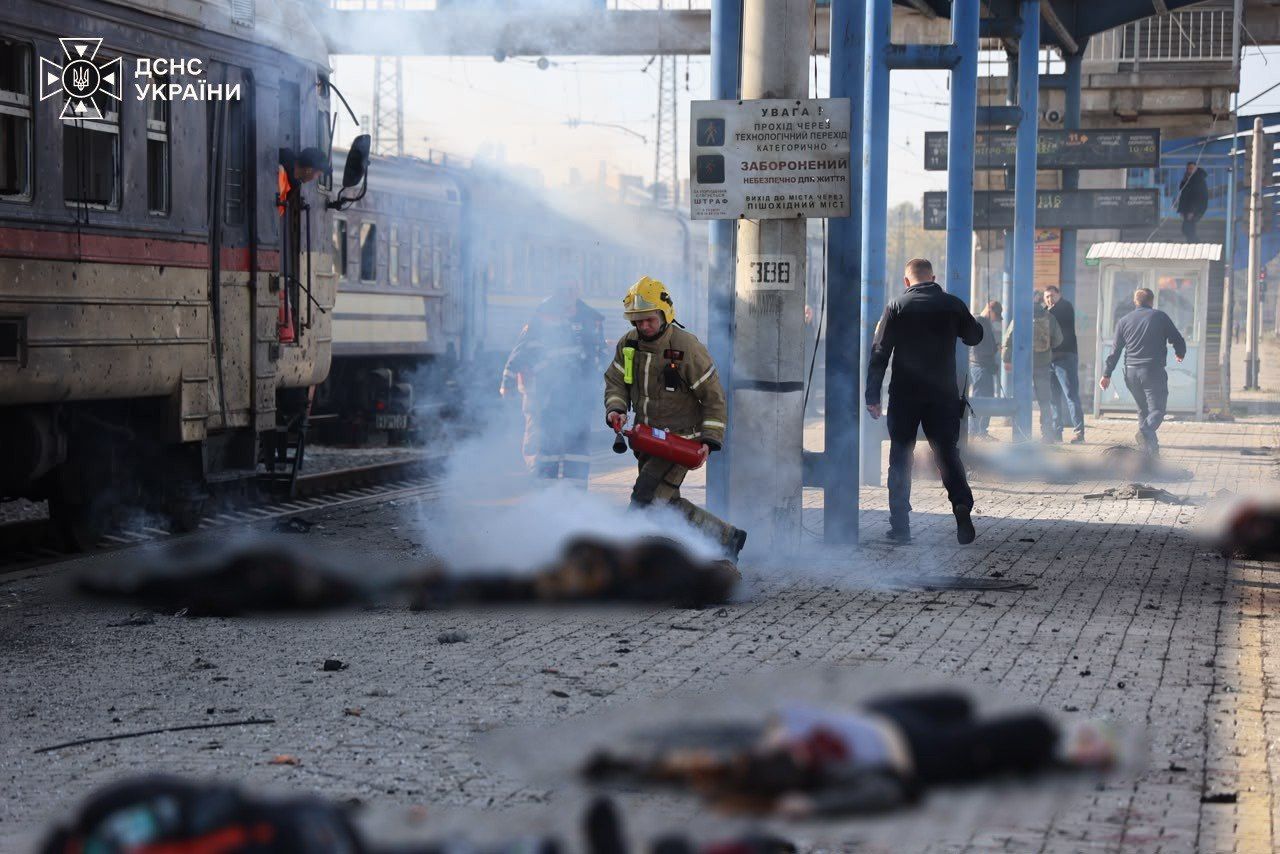 Un ataque ruso contra una estación de tren en la ciudad ucraniana de Dnipró, en el este del país, causó al menos 14 muertos y 14 heridos