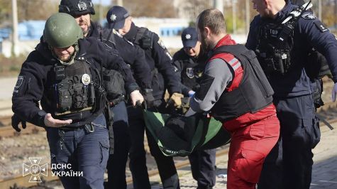 Rusia lanzó un ataque con un dron de propulsión a reacción contra la estación de tren de Dnipró que alcanzó uno de los andenes