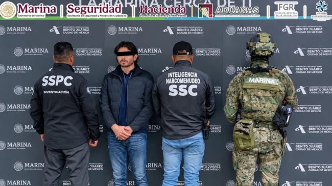 Los aseguramientos se realizaron en las terminales 1 y 2; entre lo decomisado hay casi 20 kilos de presunta cocaína y más de 21 kilos de posible metanfetamina. (Foto: @GabSeguridadMX)